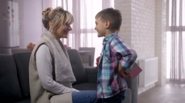 Sevimli çocuk arkasından gizli hediye kutusu alma