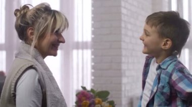 Seven oğlun sürpriz annesine hediye kutusu sunmak