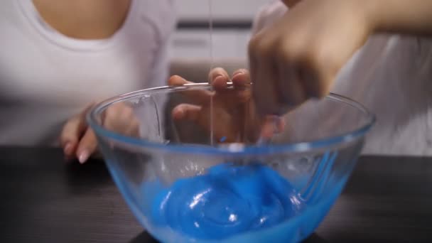 Closeup jongens hand mengen blauwe massa voor slime — Stockvideo