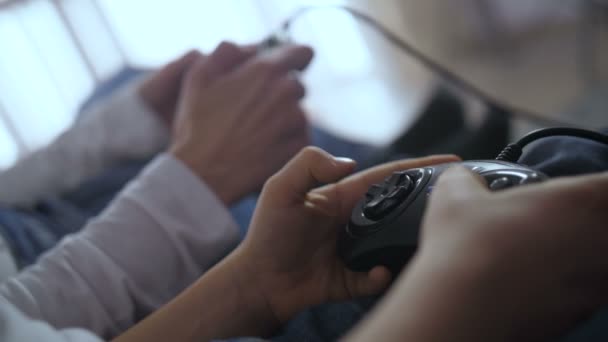 Closeup handen te drukken op control-knoppen voor joystick — Stockvideo