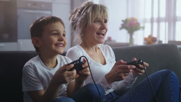 Close up animado mãe e filho apaixonado por jogo — Vídeo de Stock