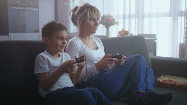 Família feliz se divertindo jogando console de vídeo game — Vídeo de Stock