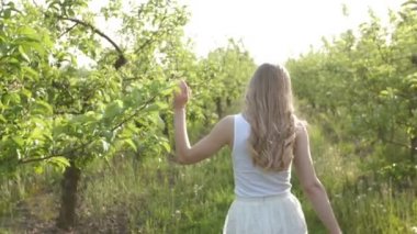 Elma bahçesi ile yürüyen neşeli aktif kadın