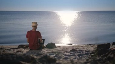 Sahil, dizüstü bilgisayar ile ağ serbest meslek