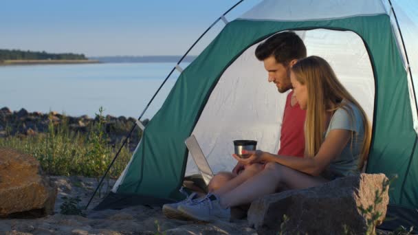 Relaxed couple of travelers camping at seaside — Stock Video
