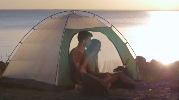 Casal bate-papos online via skipe durante a viagem de acampamento — Vídeo de Stock