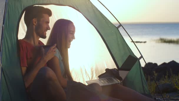 Couple faire un appel vidéo en ligne pendant le camping — Video