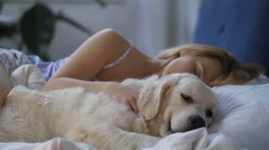 Hasta köpek kadın sahibi uyanış için bekliyor