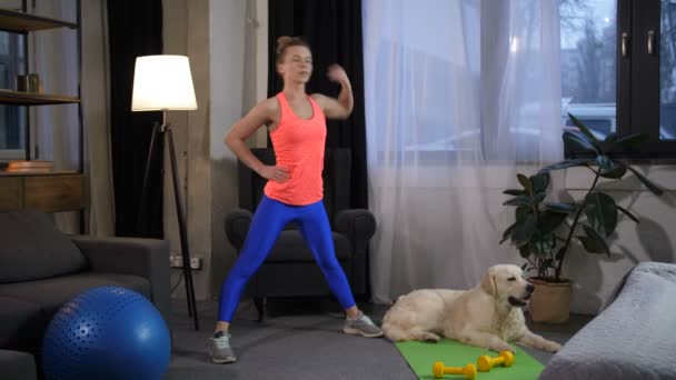 Спортивная женщина, занимающаяся спортом с лучшей подругой собакой — стоковое видео