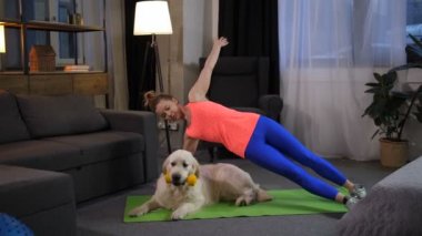 Sportif kadın yapma sidestand egzersiz ile köpek