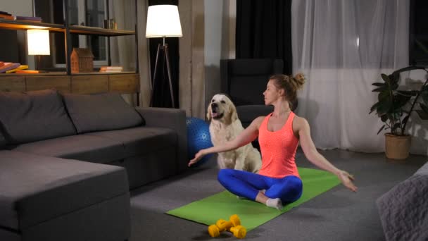 Расслабленная женщина с собакой, практикующей йогу в позе лотоса — стоковое видео