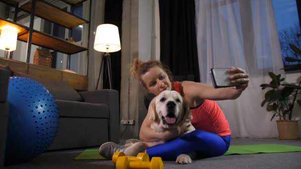 Sportig kvinna akung selfie foto med hund — Stockvideo