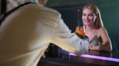 Güzel kadın barmen Club alarak kokteyl