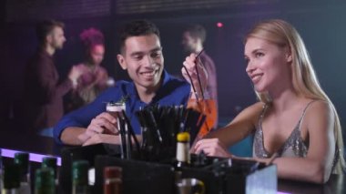 Adam sarışın kadınla tanımak çubuk