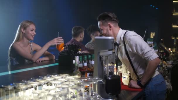 Söt kvinna comminicating med bartendern i nattklubb — Stockvideo