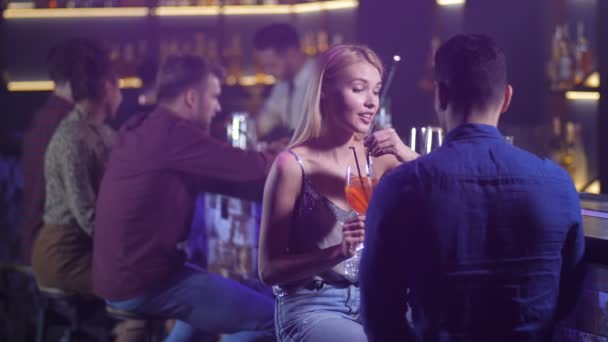 Attraktive Frau plaudert mit Mann in Nachtclub — Stockvideo