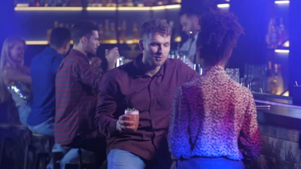Dva kolegové pití na baru po práci — Stock video
