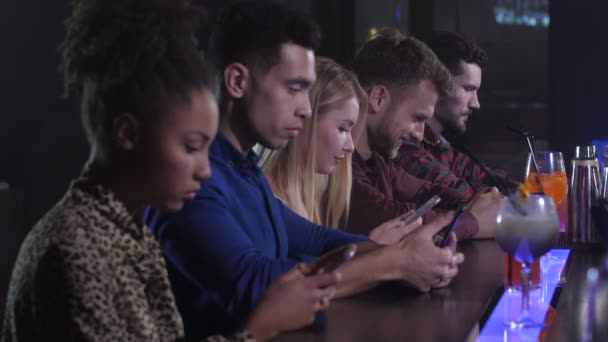 Grupa przyjaciół, networking na telefony w nocnym klubie — Wideo stockowe