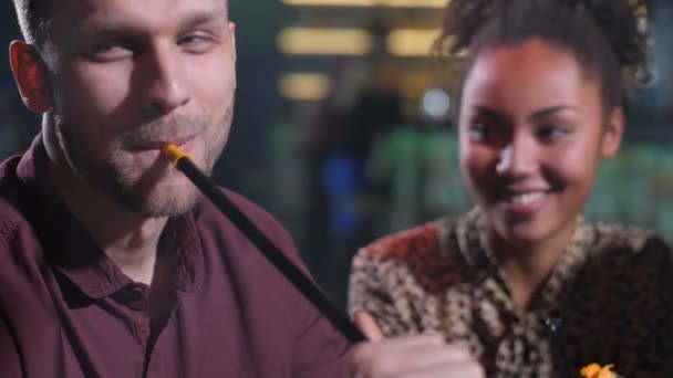 Группа друзей отдыхает в ночном клубе с кальяном — стоковое видео