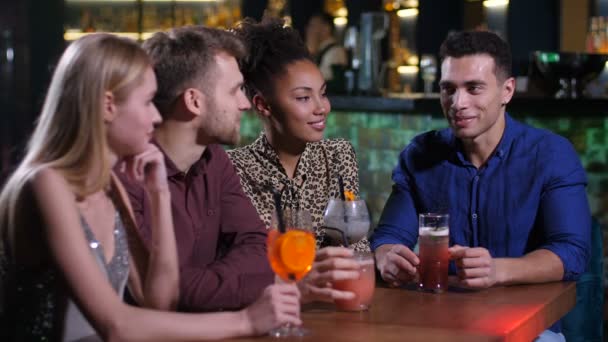 Mejores amigos charlando en la mesa del bar con bebidas — Vídeos de Stock