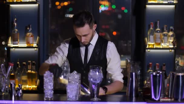 Bartender encher copos com gelo em boate — Vídeo de Stock