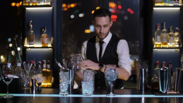 Barman derramando licor de garrafa em jigger no bar — Vídeo de Stock