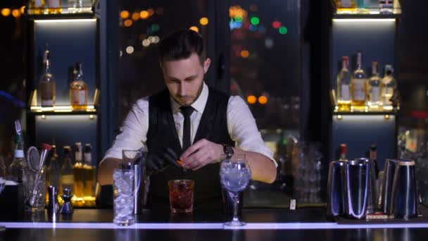 Barkeeper verbrennt Orangenschale für Cocktail — Stockvideo