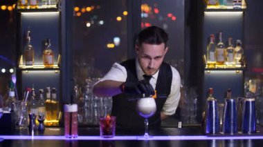 Barmen payet ile kokteyl dekorasyon