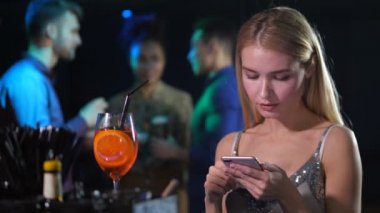 Telefonunuzun ve gece kulübünde tek zarif kadın