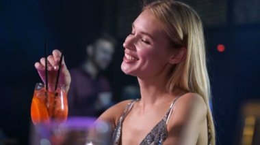 Sevimli kadın gece kulübünde içki için teşekkür barmen