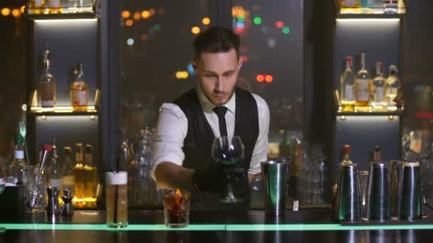 Barman derramando bebida alcoólica feom shaker — Vídeo de Stock