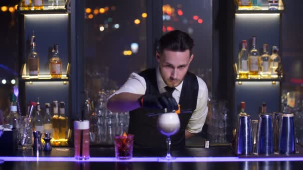 Barmann dekoriert Cocktail mit Strohhalmen — Stockvideo