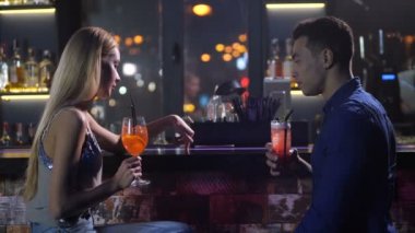 Sarışın kadın Arap adam gece kulübünde sohbet