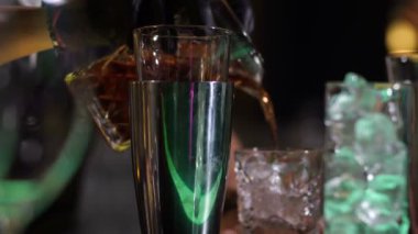 Barmen el kokteyl cam karıştırma dışarı dökme