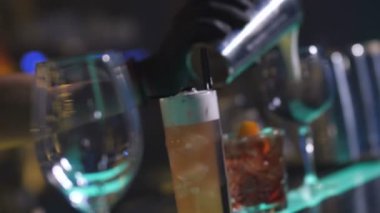 Barmen el hazır dökme kokteyl shaker dan dışarı
