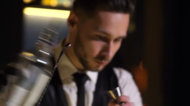 Профессиональный бармен наливает ликер из бутылки — стоковое видео