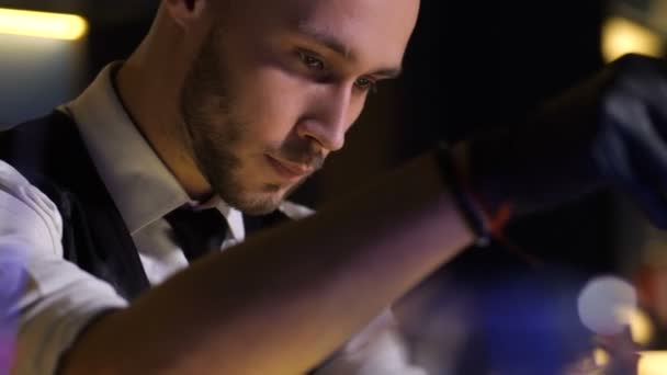 Bartendern blanda is och sprit med bar sked — Stockvideo