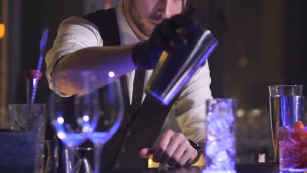 Бармен руки наливая подготовленный коктейль в стекло — стоковое видео