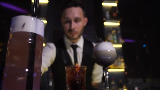 Бармен предлагает клиентам приготовленные коктейльные напитки — стоковое видео