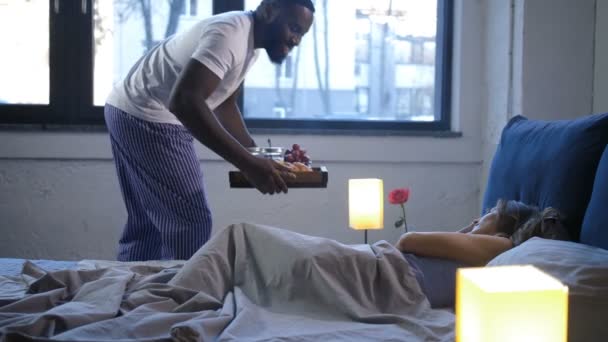 Homme apportant son petit déjeuner femme bien-aimée au lit — Video