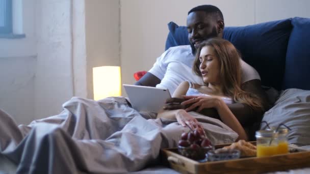 Aimer couple communiquant regarder la vidéo — Video