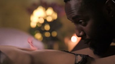 Adam kadının vücudunda gül yaprakları üfleme