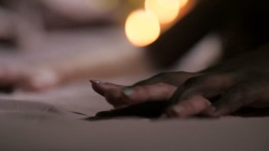 Seks sırasında sayfa görevlisinideponun eller