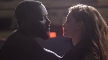 Tutkulu adam kadının boyun öpüşme closeup