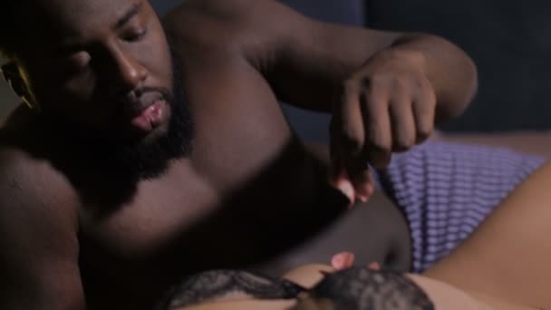 Fechar-se de homem espalhando pétalas no corpo feminino — Vídeo de Stock