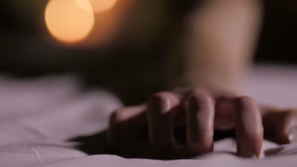 Rukou pár v intimní chvíli o sexu — Stock video