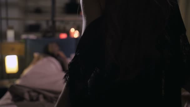 Соблазнительная женщина снимает пеньюар при прелюдии — стоковое видео