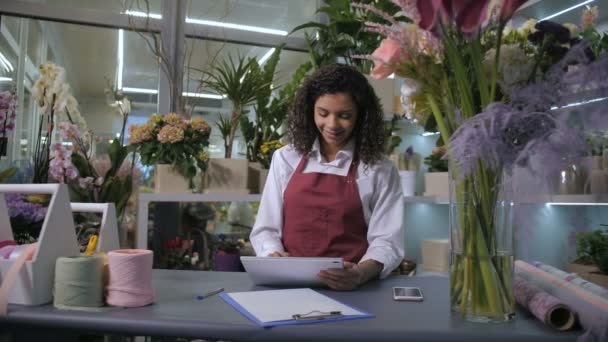 Söt Blomflicka acceptera beställningar i floristiska Shop — Stockvideo