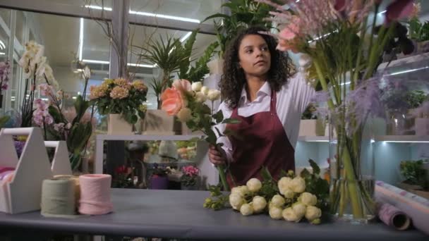 Mujer florista haciendo ramo de flores en el taller — Vídeo de stock