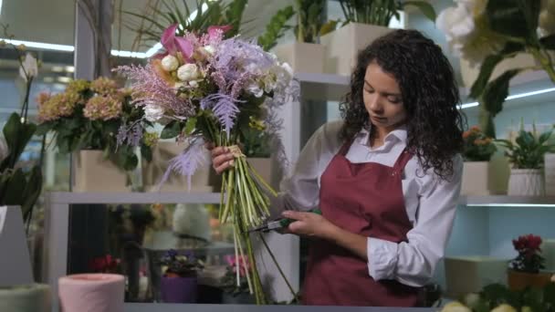 Floral kunstenaar snijden bloemstengels in workshop — Stockvideo